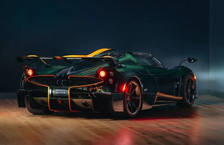 Với gam màu đen và cam làm chủ đạo, mọi chi tiết từ đường chỉ khâu đến tay cầm cần số đều được hoàn thiện một cách tỉ mỉ. 