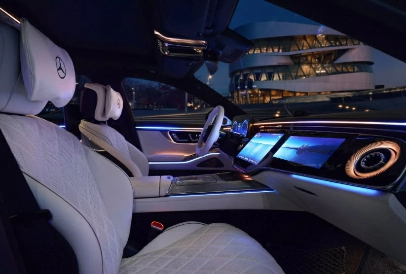 Khi bước vào khoang cabin của S-Class 2027, người dùng sẽ cảm nhận ngay sự thay đổi lớn về thiết kế.