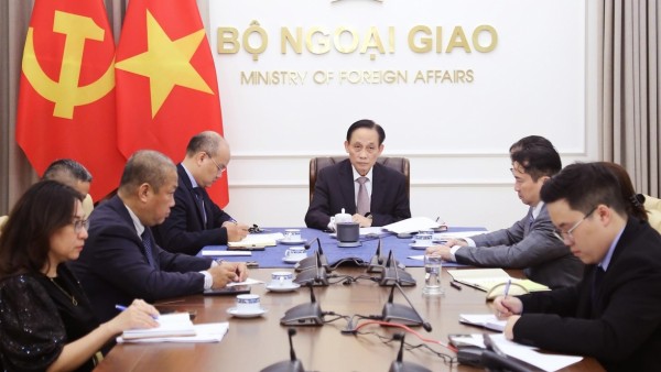 Ủy viên Bộ Chính trị, Bộ trưởng Ngoại giao Lê Hoài Trung điện đàm với Bộ trưởng Ngoại giao Venezuela Yván Gil Pinto