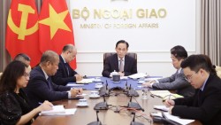 Ủy viên Bộ Chính trị, Bộ trưởng Ngoại giao Lê Hoài Trung điện đàm với Bộ trưởng Ngoại giao Venezuela Yván Gil Pinto