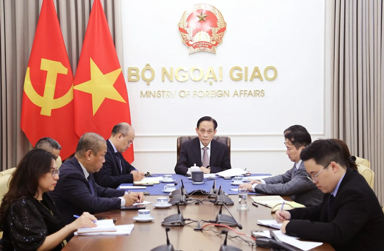 Toàn cảnh cuộc điện đàm giữa Bộ trưởng Ngoại giao Lê Hoài Trung đã điện đàm với Bộ trưởng Ngoại giao Venezuela Yván Gil Pinto. (Ảnh: Thành Long)