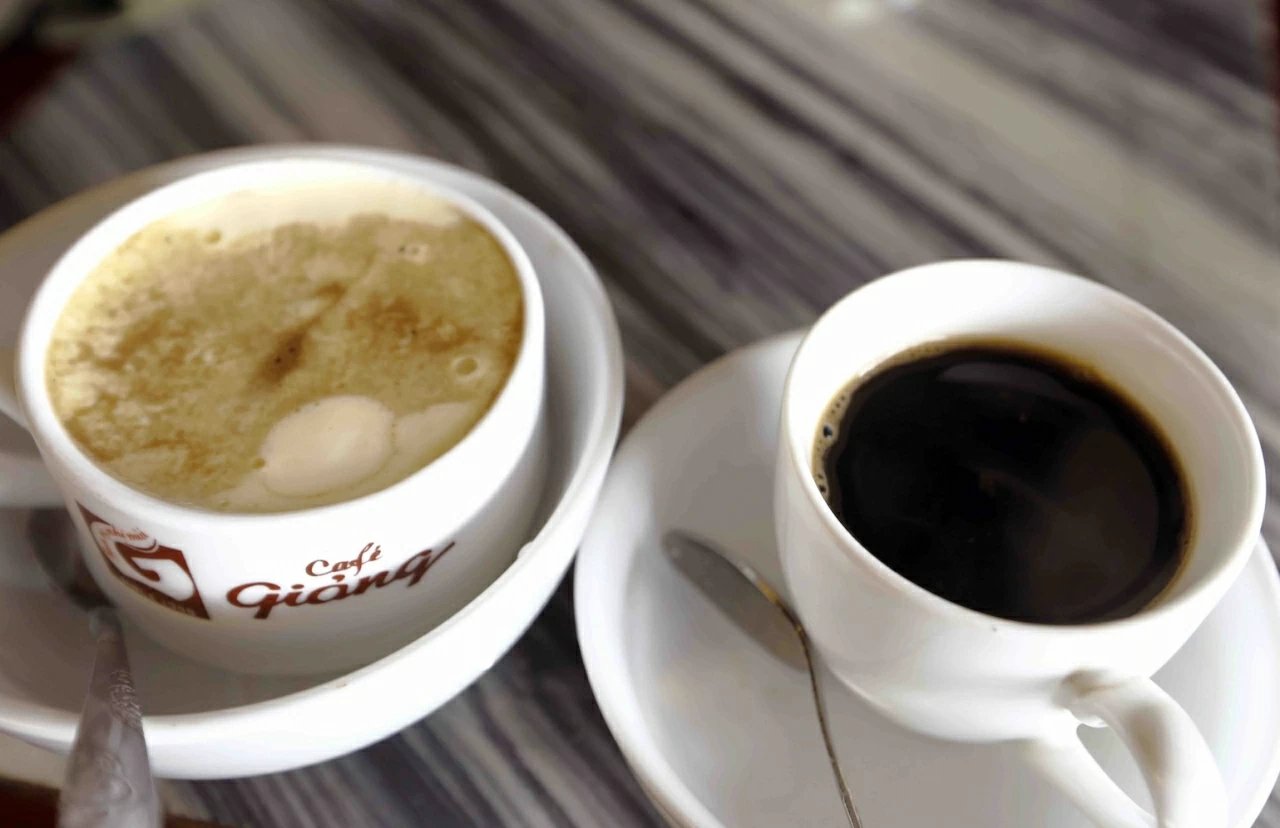 Cà phê trứng và đen nóng. Cà phê trứng và đen nóng.