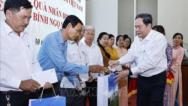 Chủ tịch Quốc hội thăm, chúc Tết và tặng quà cho các gia đình chính sách tại Cần Thơ