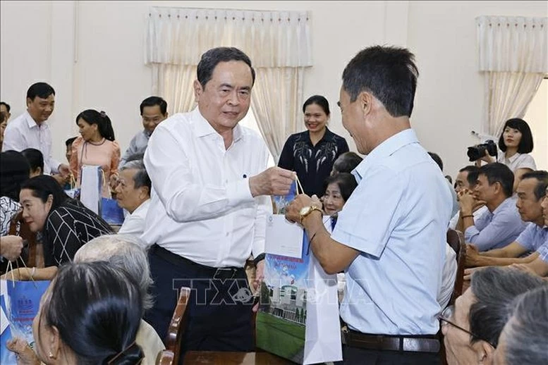 Chủ tịch Quốc hội thăm, chúc Tết và tặng quà cho các gia đình chính sách tại Cần Thơ