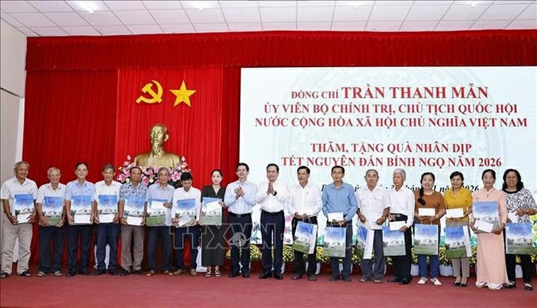Chủ tịch Quốc hội thăm, chúc Tết và tặng quà cho các gia đình chính sách tại Cần Thơ