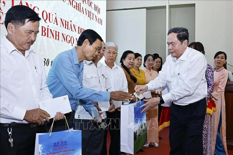 Chủ tịch Quốc hội thăm, chúc Tết và tặng quà cho các gia đình chính sách tại Cần Thơ Chủ tịch Quốc hội thăm, chúc Tết và tặng quà cho các gia đình chính sách tại Cần Thơ