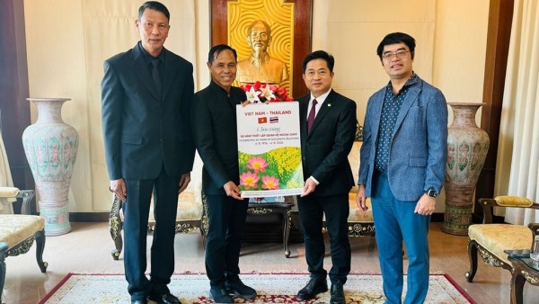 Phó Thống đốc tỉnh Khon Kaen (Thái Lan) chúc Tết Tổng Lãnh sự quán Việt Nam