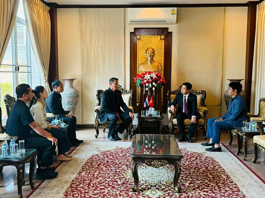 Phó Thống đốc Khon Kaen chúc Tết Tổng Lãnh sự quán Việt Nam