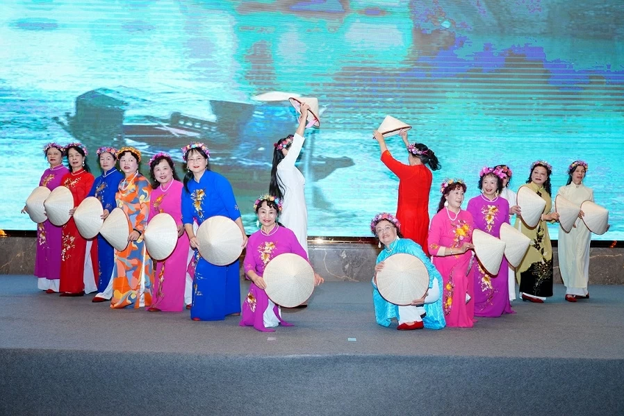 Xuân Quê hương ấm áp của cộng đồng người Việt tại Vân Nam, Trung Quốc Xuân Quê hương Bính Ngọ ấm áp của cộng đồng người Việt tại Vân Nam, Trung Quốc