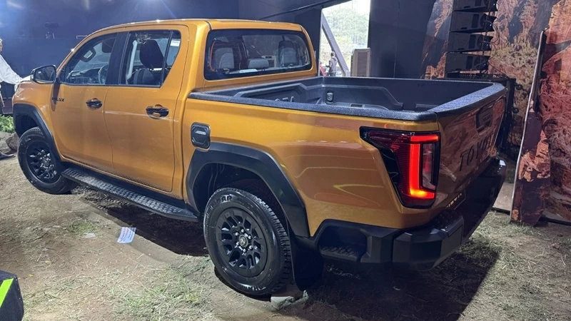 Toyota Hilux 2026 chính thức trình làng khách Việt, giá từ 632 triệu đồng