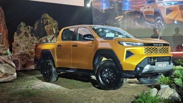 Toyota Hilux 2026 chính thức trình làng khách Việt, giá từ 632 triệu đồng