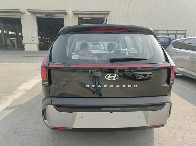 Khu vực phía sau của Hyundai Stargazer 2026 cũng được tinh chỉnh theo hướng chững chạc hơn.