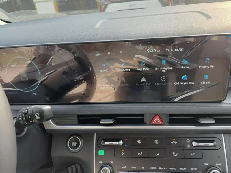 Không gian lái của Hyundai Stargazer 2026 được “số hóa” mạnh mẽ hơn với cụm màn hình kép cỡ lớn, liền mạch giữa bảng đồng hồ và màn hình giải trí trung tâm.