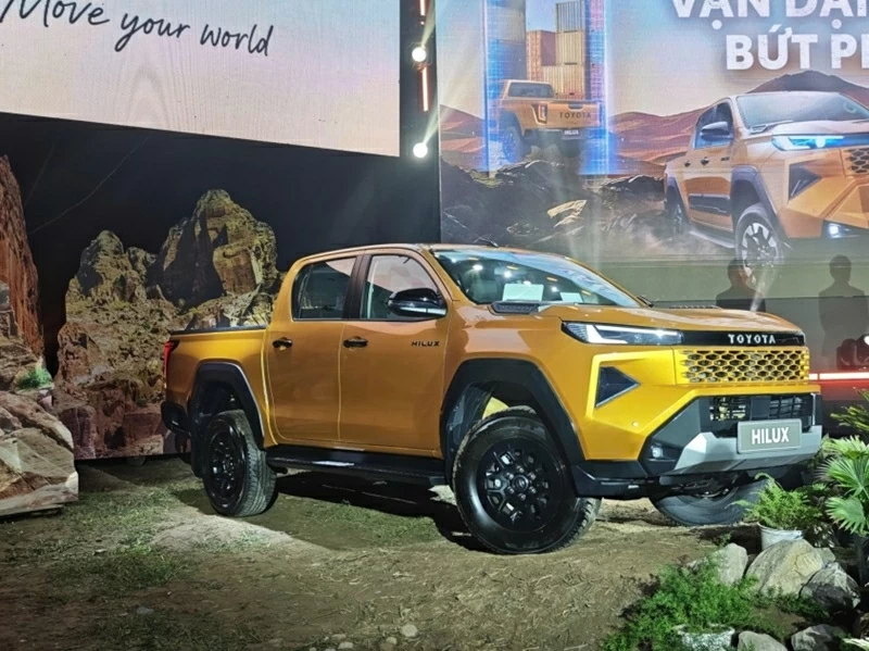 Toyota Hilux 2026 chính thức trình làng khách Việt, giá từ 632 triệu đồng