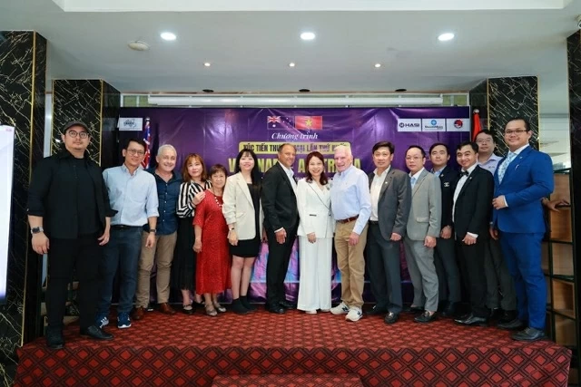 Đông đảo quý vị khách quý đến tham dự chương trình. Đông đảo quý vị khách quý đến tham dự chương trình.