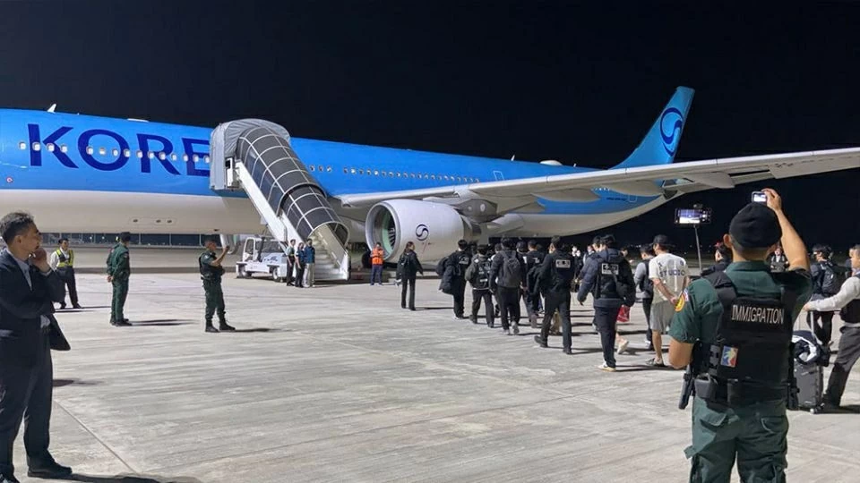 Ngày 23 tháng 1, chính quyền Campuchia đã trục xuất tổng cộng 209 người nước ngoài, trong đó có 73 người Hàn Quốc và 136 người Myanmar, về nước xuất xứ của họ. (Nguồn: Phnom Penh Post)