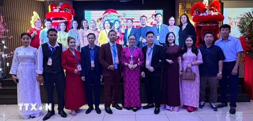 Ban Liên lạc cộng đồng người Việt tại Johor cùng các đại diện Đại sứ quán Việt Nam và Hiệp hội Hữu nghị Malaysia-Việt Nam tại sự kiện. (Nguồn: TTXVN)