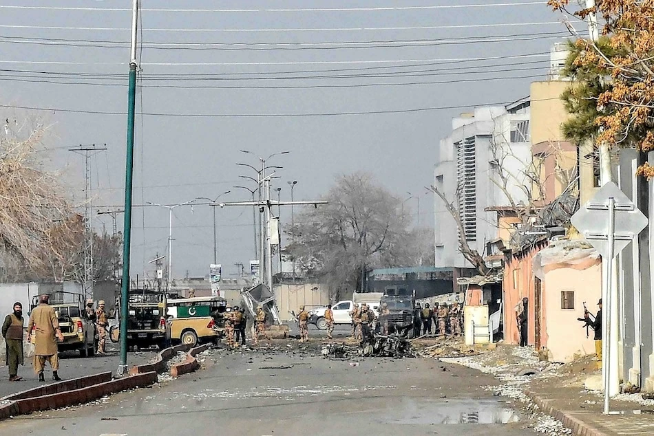 Lực lượng an ninh kiểm tra hiện trường vụ nổ sau các cuộc tấn công của lực lượng ly khai Baloch. (Nguồn: Getty Images)