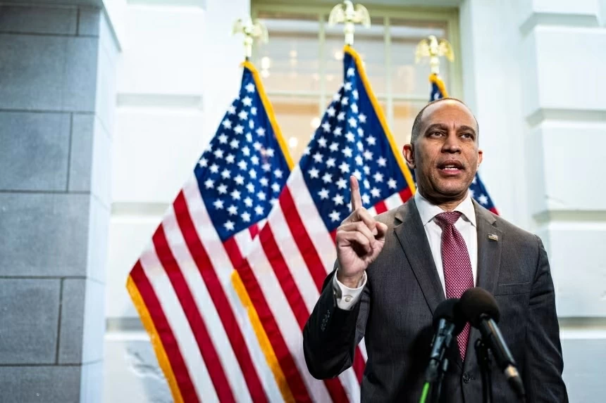 Lãnh đạo phe thiểu số Hạ viện Hakeem Jeffries, một đảng viên Dân chủ đến từ New York, phát biểu trong một cuộc họp báo tại Điện Capitol Hoa Kỳ ở Washington, DC, vào ngày 31 tháng 1. Graeme Sloan/Bloomberg/Getty Images Lãnh đạo phe thiểu số Hạ viện Hakeem Jeffries, một đảng viên Dân chủ đến từ New York, phát biểu trong một cuộc họp báo tại Điện Capitol Hoa Kỳ ở Washington, DC, vào ngày 31 tháng 1. Graeme Sloan/Bloomberg/Getty Images