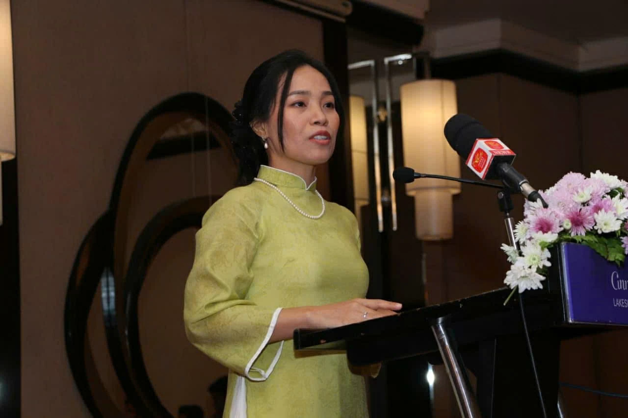 Trưởng ban Liên lạc cộng đồng người Việt Nam tại Sri Lanka Nguyễn Mai Trinh phát biểu tại buổi lễ