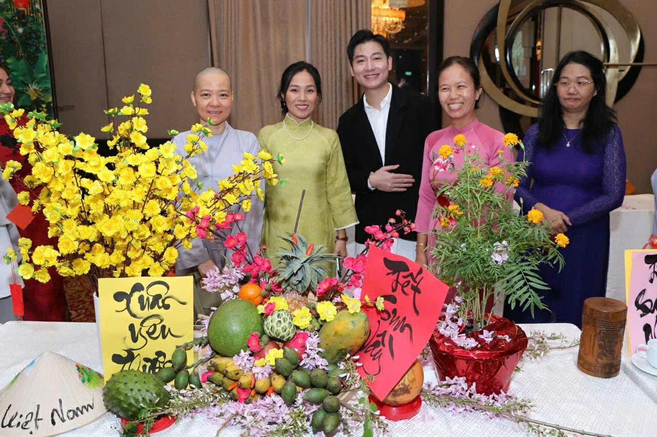 Chương trình diễn ra trong sự ấm cúng và thấm đẫm văn hóa cố truyền Việt Nam.