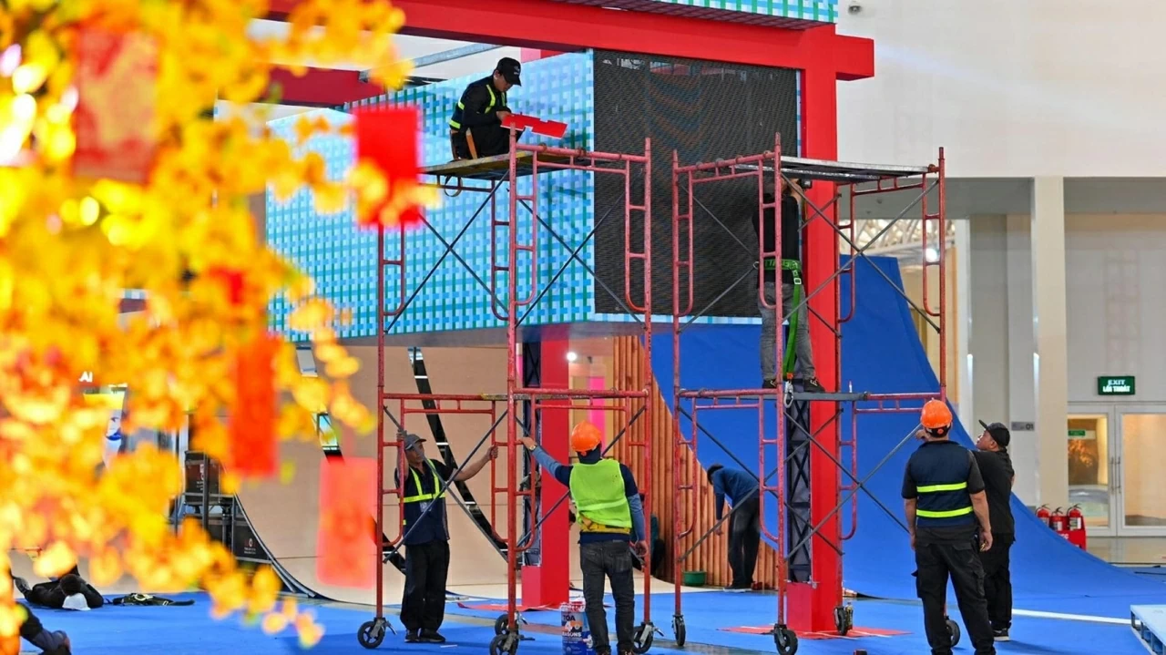 Hoàn thiện lắp đặt các gian hàng cho buổi khai mạc vào sáng 2/2. (Nguồn: Báo Nhân dân) Hoàn thiện lắp đặt các gian hàng cho buổi khai mạc vào sáng 2/2. (Nguồn: Báo Nhân dân)