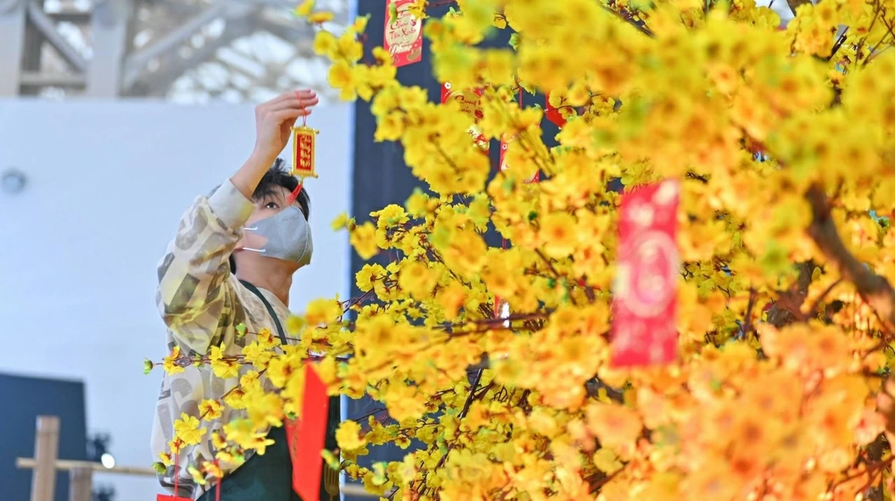 Hoàn thiện lắp đặt các gian hàng cho buổi khai mạc vào sáng 2/2. (Nguồn: Báo Nhân dân) Hoàn thiện lắp đặt các gian hàng cho buổi khai mạc vào sáng 2/2. (Nguồn: Báo Nhân dân)