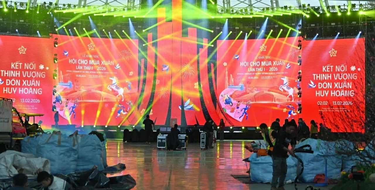 Sân khấu chuẩn bị cho buổi lễ khai mạc. (Nguồn: Báo Nhân dân) Sân khấu chuẩn bị cho buổi lễ khai mạc. (Nguồn: Báo Nhân dân)
