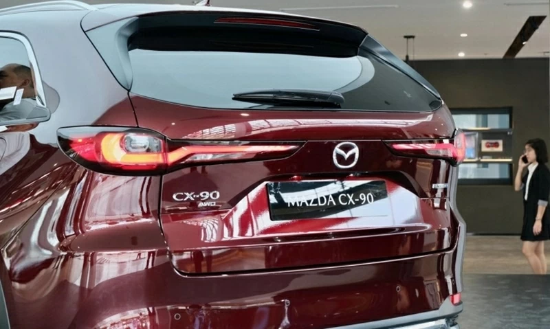 Mức giá dự kiến của Mazda CX-90 2.5 PHEV đang được giới bán hàng đặt quanh ngưỡng 2,5 tỷ đồng.