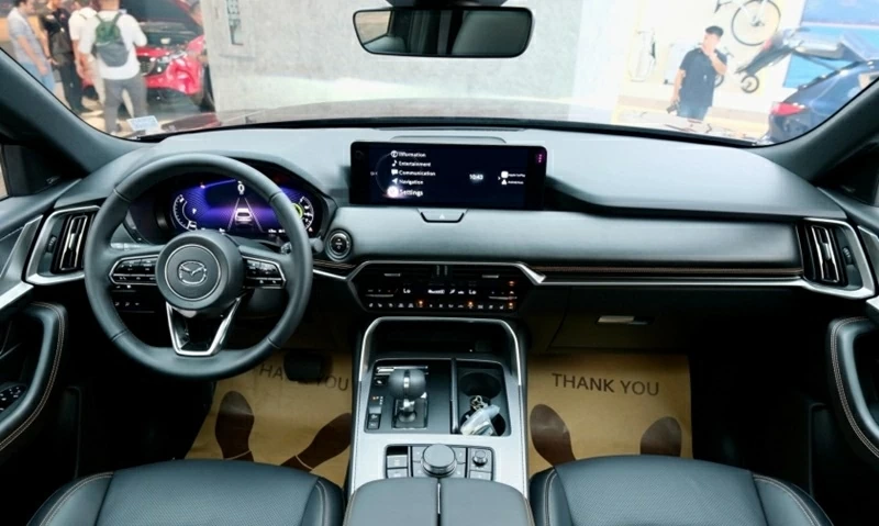 Không gian nội thất của CX-90 cho thấy Mazda đang tách mẫu SUV này khỏi nhóm sản phẩm quen thuộc đang phân phối tại Việt Nam. Không gian nội thất của CX-90 cho thấy Mazda đang tách mẫu SUV này khỏi nhóm sản phẩm quen thuộc đang phân phối tại Việt Nam.