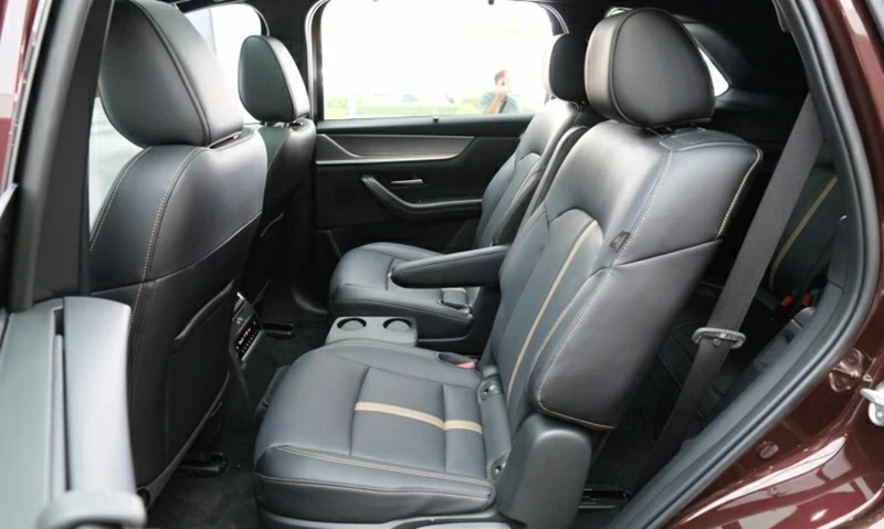 Hàng ghế thứ hai dạng ghế rời phong cách thương gia.