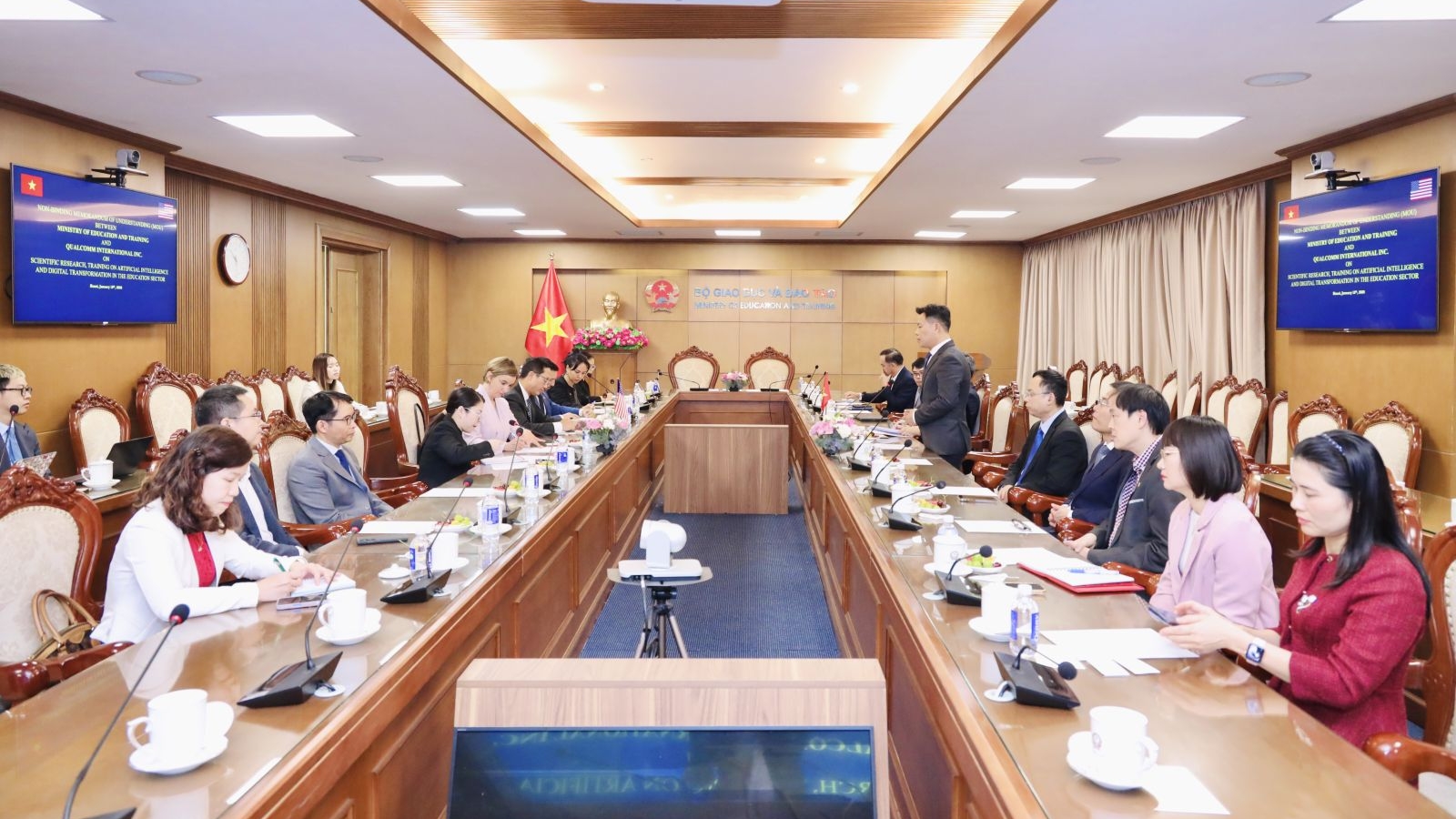 Kí kết hợp tác thúc đẩy nghiên cứu, đào tạo và chuyển đổi số