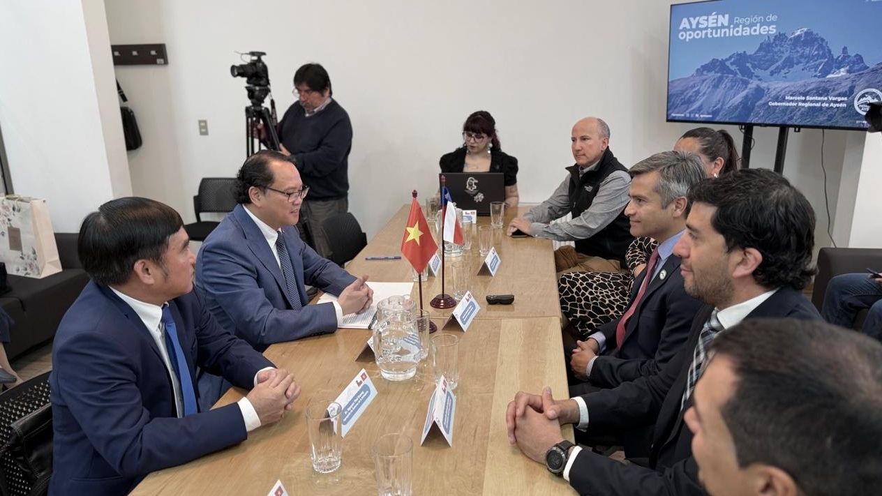 Từ Santiago tới Patagonia: Đại sứ Việt Nam mở rộng hợp tác tại vùng cá hồi Chile