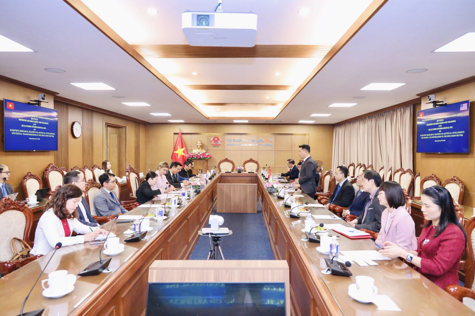 Kí kết hợp tác thúc đẩy nghiên cứu, đào tạo và chuyển đổi số