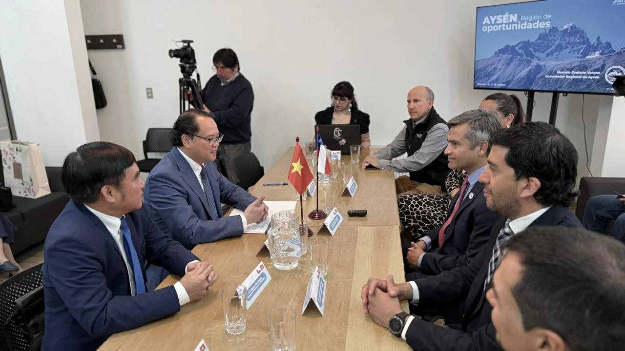 Từ Santiago tới Patagonia: Đại sứ Việt Nam mở rộng hợp tác tại vùng cá hồi Chile