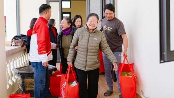 Trao tặng 300 phần quà mang thông điệp 'Chung vị Tết Việt' tới người dân Quảng Trị và Hải Phòng