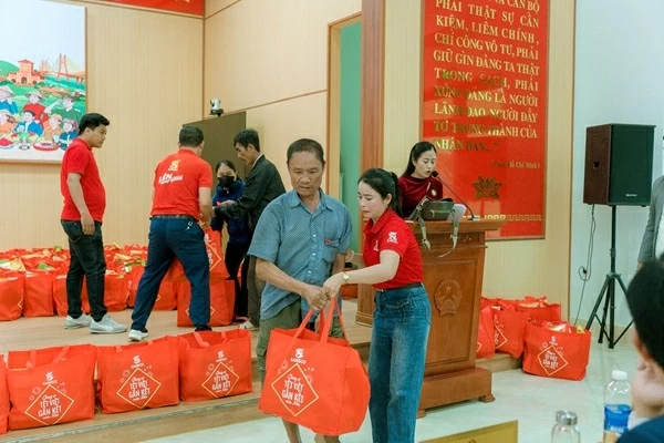 Trao tặng 300 phần quà mang thông điệp 'Chung vị Tết Việt' tới người dân Quảng Trị và Hải Phòng