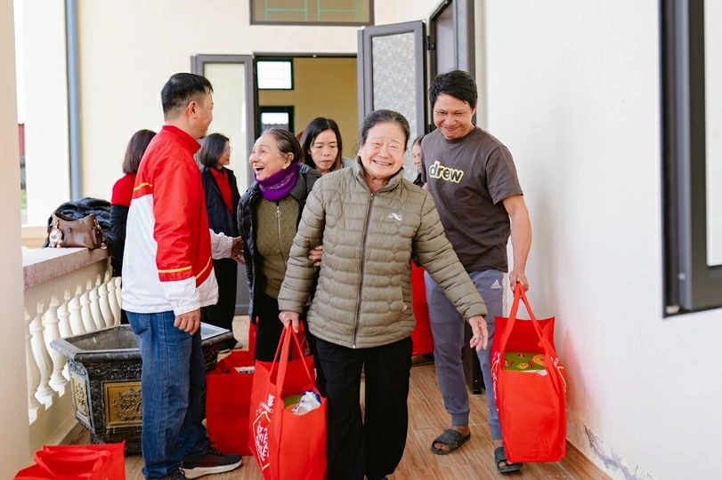 Trao tặng 300 phần quà mang thông điệp 'Chung vị Tết Việt' tới người dân Quảng Trị và Hải Phòng Trao tặng 300 phần quà mang thông điệp 'Chung vị Tết Việt' tới người dân Quảng Trị và Hải Phòng