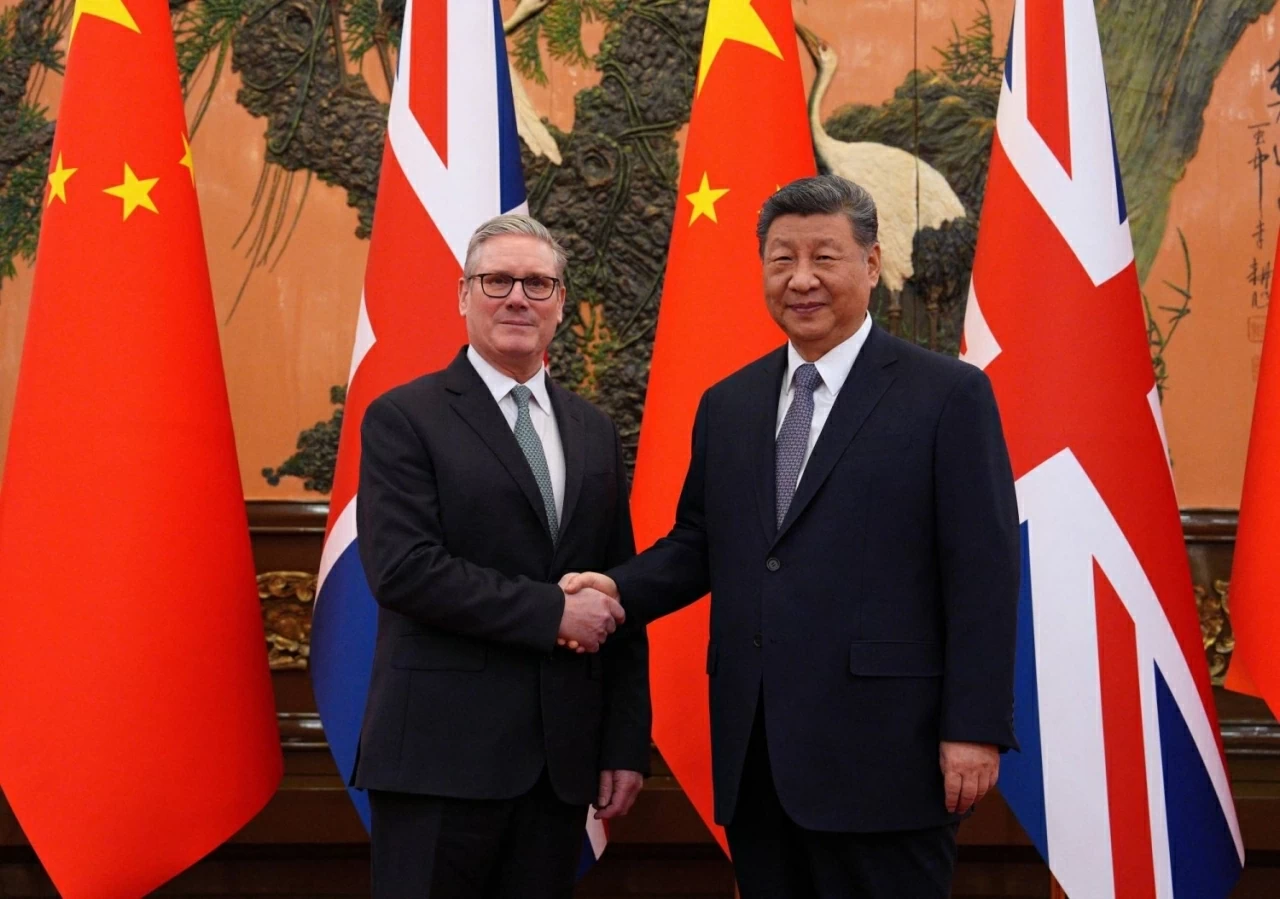 Thủ tướng Anh Keir Starmer và Chủ tịch Trung Quốc Tập Cận Bình gặp nhau tại Bắc Kinh ngày 29/1. Đây là chuyến thăm Trung Quốc đầu tiên của một Thủ tướng Anh trong 8 năm qua. Cuộc hội đàm giữa hai nhà lãnh đạo diễn ra trong khoảng 3 giờ đồng hồ, kéo dài hơn đáng kể so với kế hoạch ban đầu. Tại buổi nói chuyện, Chủ tịch Tập Cận Bình kể với ông Starmer câu chuyện ngụ ngôn “thầy bói mù xem voi” nhằm ngụ ý về cách thế giới nhìn nhận về Trung Quốc hiện nay. Đáp lại, Thủ tướng Starmer nhấn mạnh rằng hợp tác sâu rộng hơn sẽ giúp hai nước “nhìn nhận toàn diện về con voi” và xây dựng quan hệ phù hợp với thời đại. Bên cạnh chính trị, hai nhà lãnh đạo còn dành thời gian cho ngoại giao văn hóa bằng việc thảo luận về đại văn hào William Shakespeare. Thủ tướng Anh cũng tặng Chủ tịch Tập Cận Bình một quả bóng từ trận đấu giữa đội bóng Arsenal và Manchester United. (Nguồn: AP)