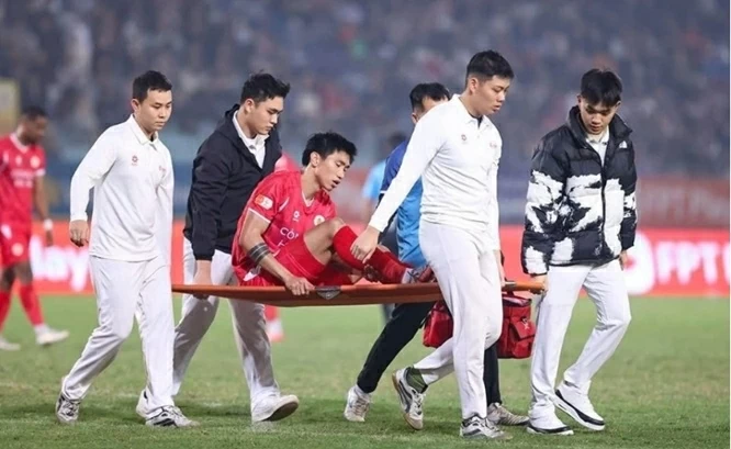 CAHN 3-2 Ninh Bình: Văn Hậu phải rời sân do chấn thương