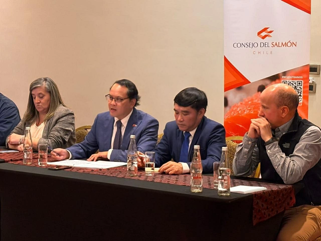 Từ Santiago tới Patagonia: Đại sứ Việt Nam mở rộng hợp tác tại vùng cá hồi Chile