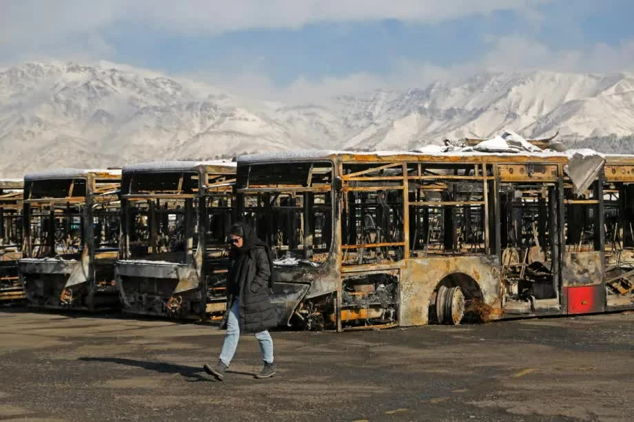 Hình ảnh xe buýt bị hư hại sau khi các cuộc biểu tình kết thúc, cùng với các tòa nhà, nhà thờ Hồi giáo, chi nhánh ngân hàng và các tòa nhà văn phòng thuế ở Tehran, Iran bị thiệt hại nặng nề vào ngày 21 tháng 1 năm 2026 .Anadolu