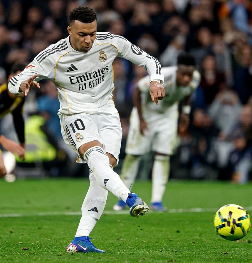 Mbappe áp sát kỷ lục penalty của Ronaldo