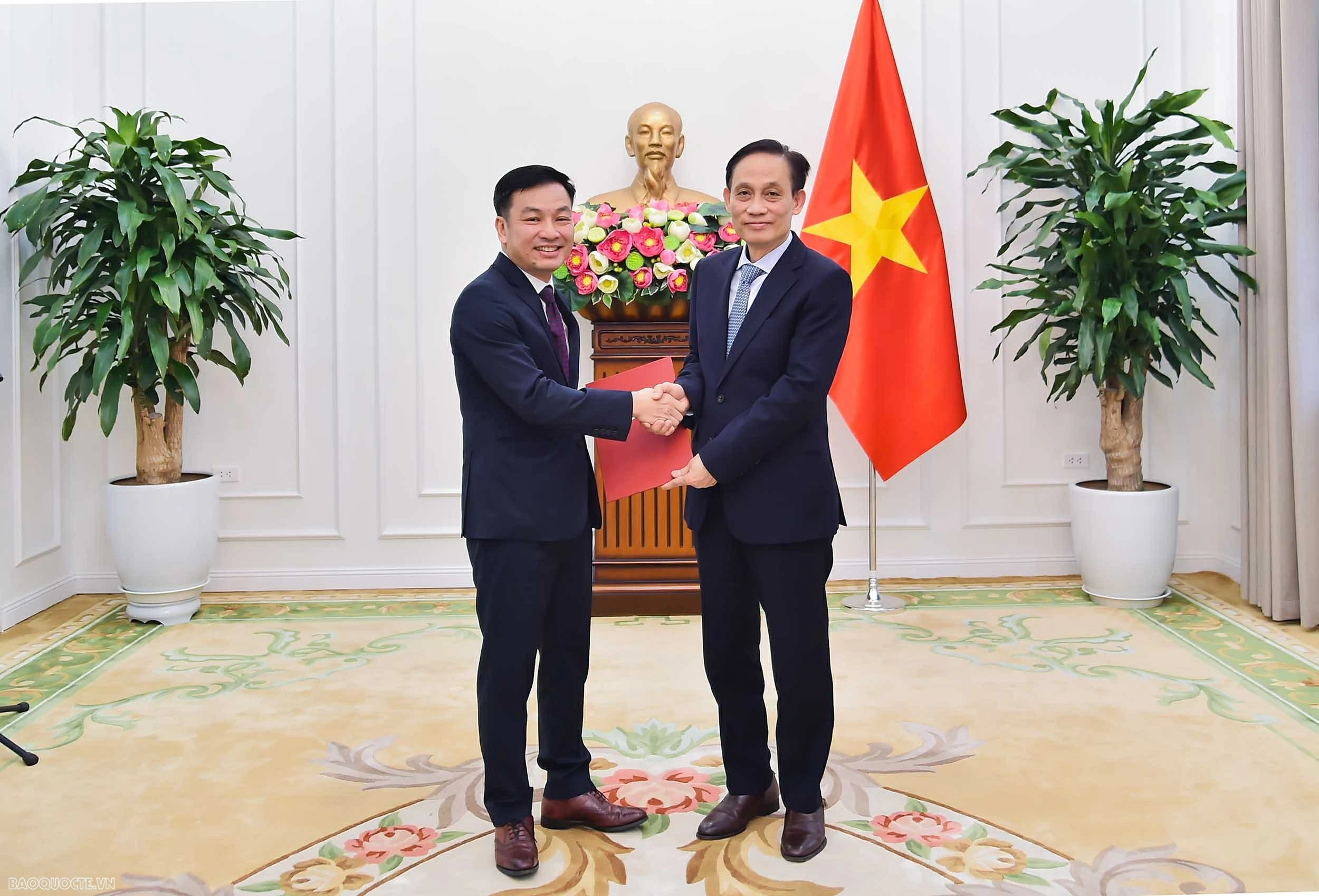 Bộ Ngoại giao trao Quyết định tiếp nhận và bổ nhiệm cán bộ cấp quản lý Bộ trưởng Bộ Ngoại giao trao Quyết định tiếp nhận và bổ nhiệm cán bộ cấp quản lý
