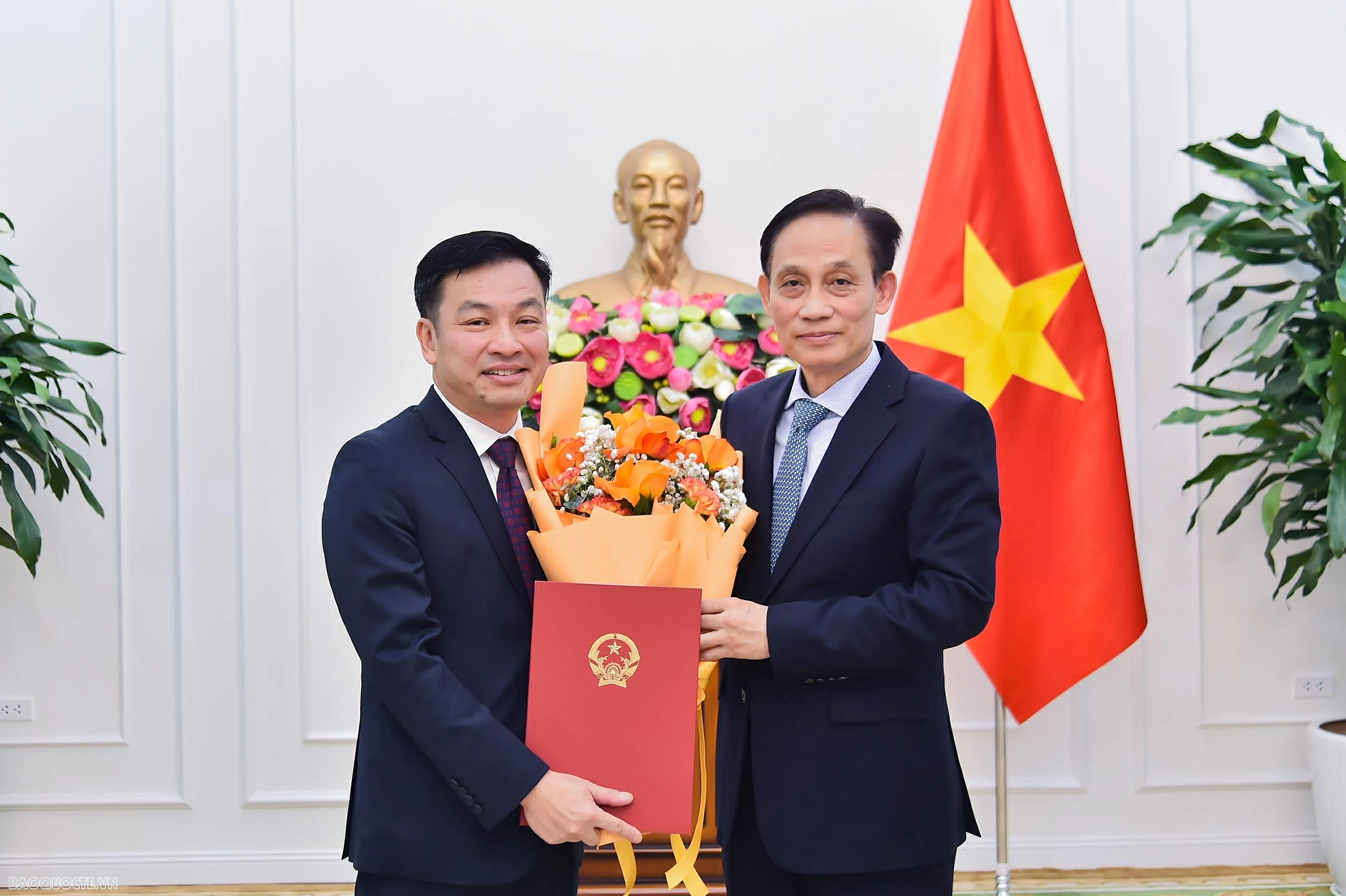 Bộ Ngoại giao trao Quyết định tiếp nhận và bổ nhiệm cán bộ cấp quản lý Bộ trưởng Bộ Ngoại giao trao Quyết định tiếp nhận và bổ nhiệm cán bộ cấp quản lý