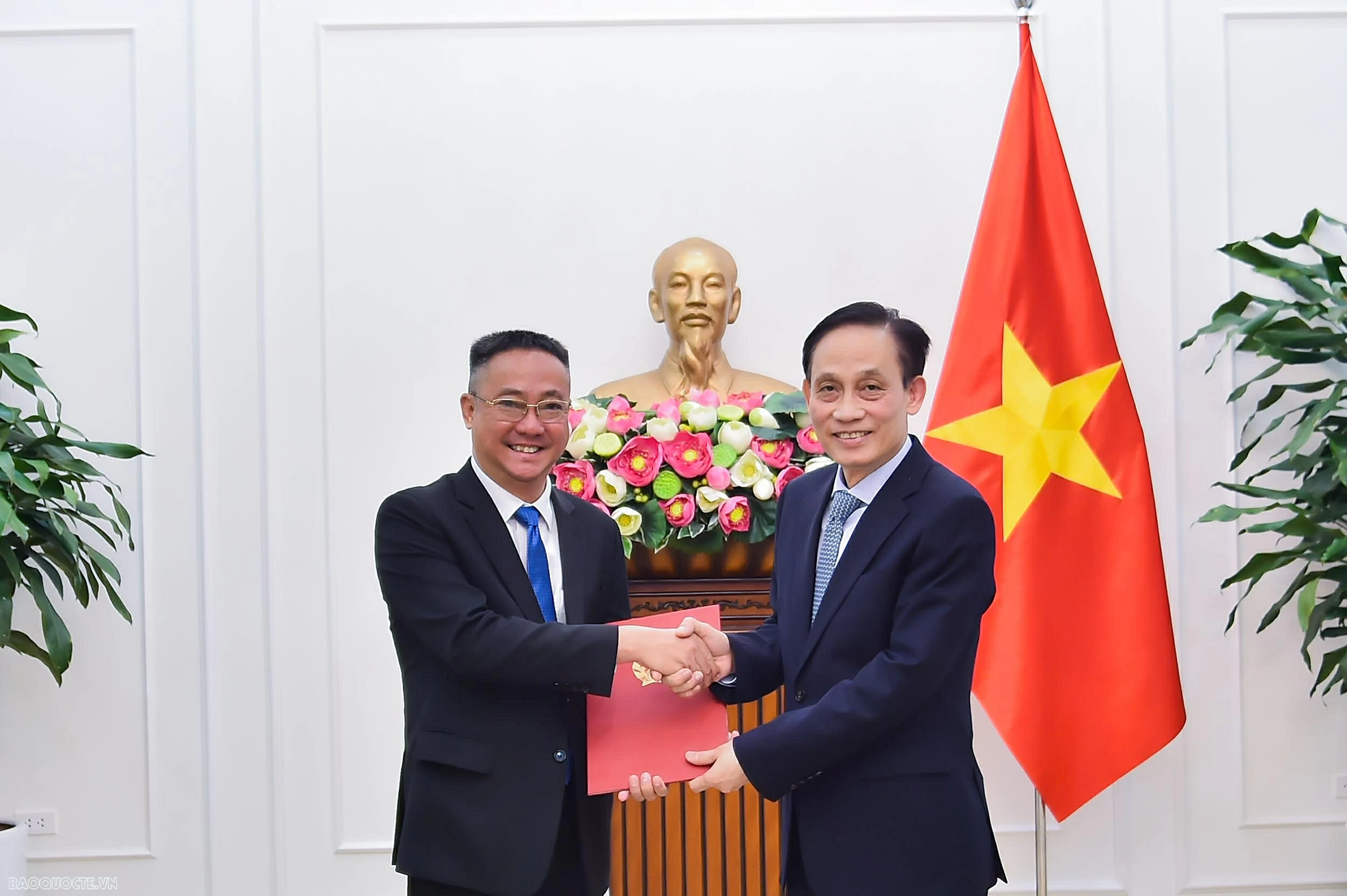 Bộ Ngoại giao trao Quyết định tiếp nhận và bổ nhiệm cán bộ cấp quản lý Bộ trưởng Bộ Ngoại giao trao Quyết định tiếp nhận và bổ nhiệm cán bộ cấp quản lý