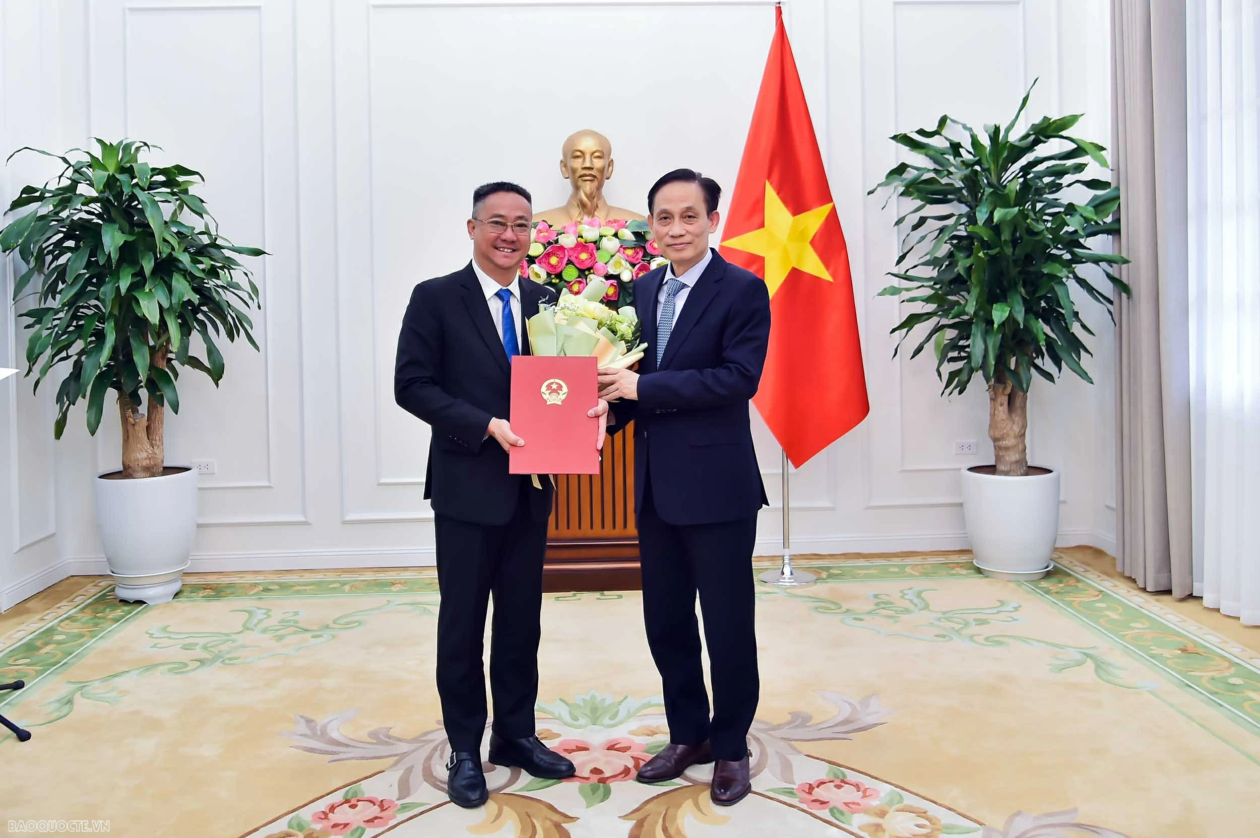 Bộ Ngoại giao trao Quyết định tiếp nhận và bổ nhiệm cán bộ cấp quản lý Bộ trưởng Bộ Ngoại giao trao Quyết định tiếp nhận và bổ nhiệm cán bộ cấp quản lý