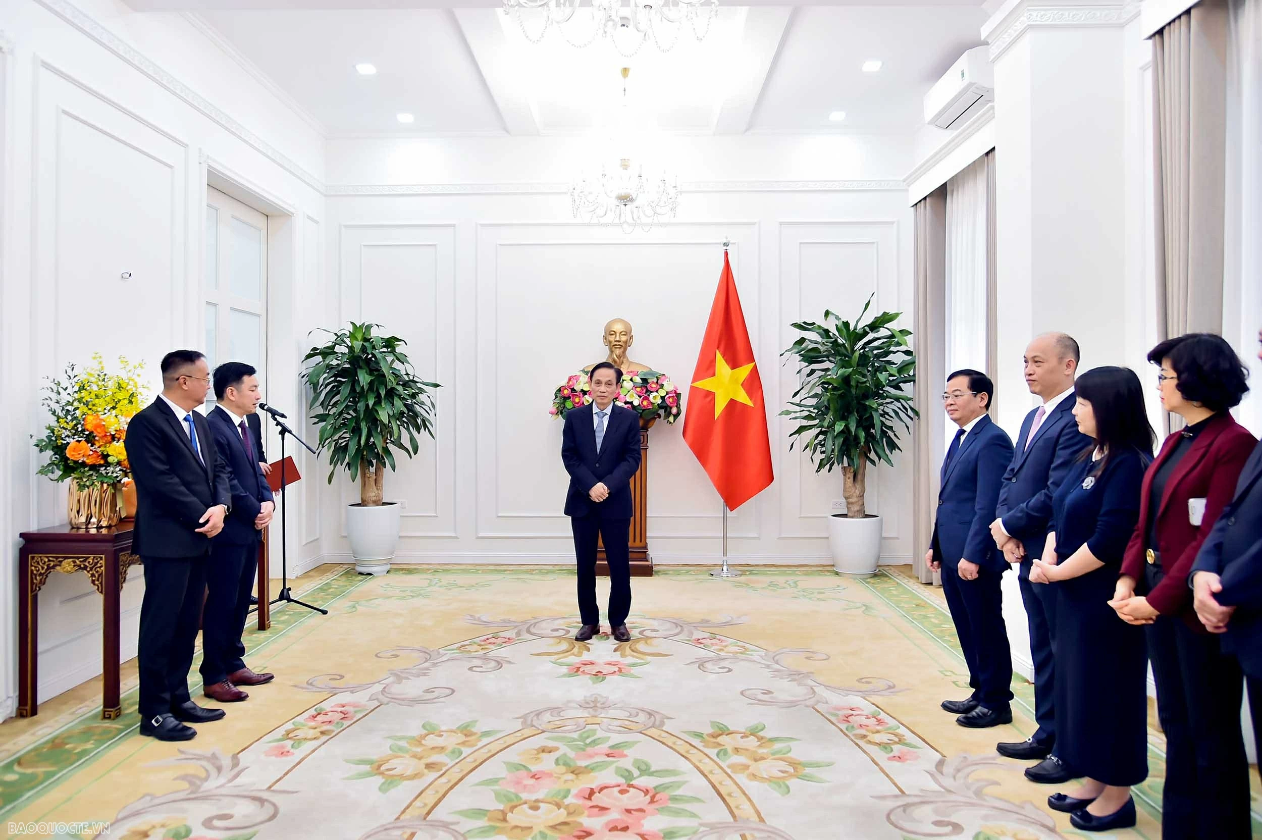 Bộ Ngoại giao trao Quyết định tiếp nhận và bổ nhiệm cán bộ cấp quản lý Bộ trưởng Bộ Ngoại giao trao Quyết định tiếp nhận và bổ nhiệm cán bộ cấp quản lý