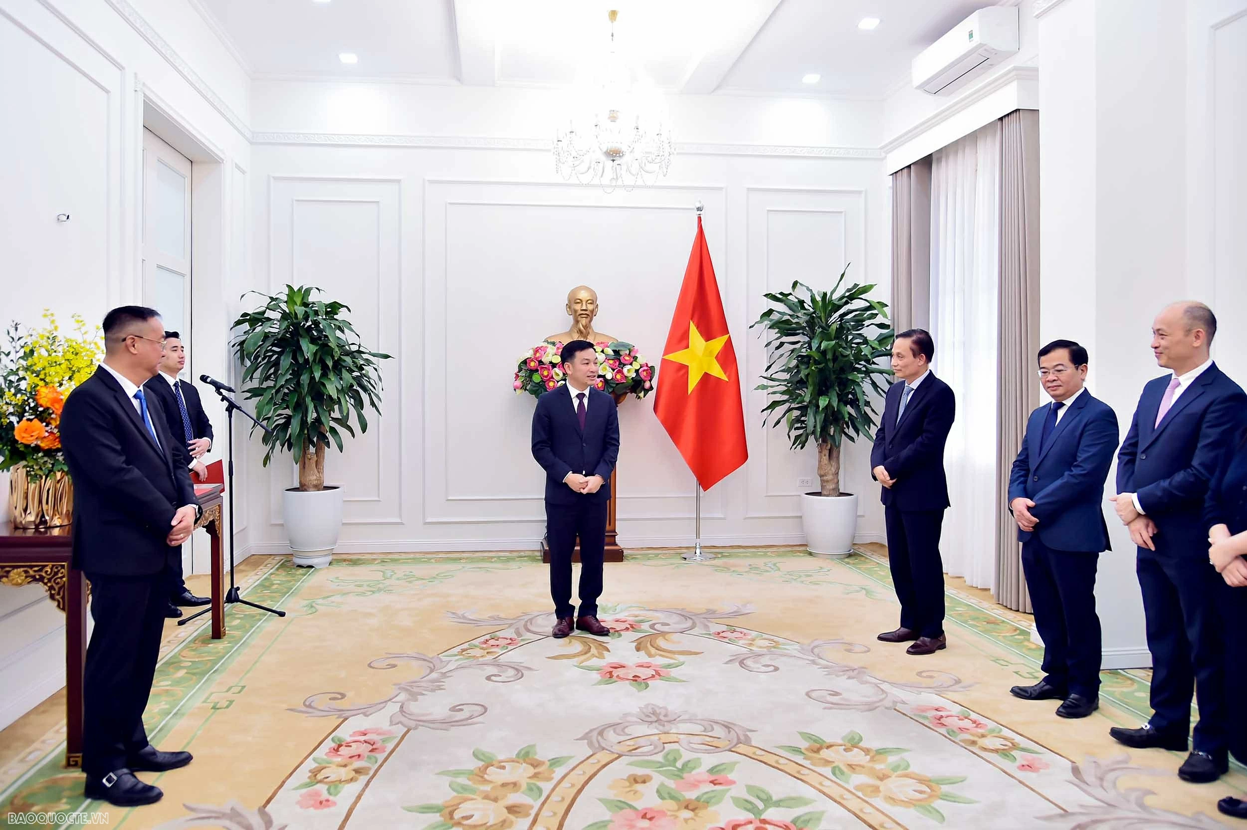 Bộ Ngoại giao trao Quyết định tiếp nhận và bổ nhiệm cán bộ cấp quản lý Bộ trưởng Bộ Ngoại giao trao Quyết định tiếp nhận và bổ nhiệm cán bộ cấp quản lý