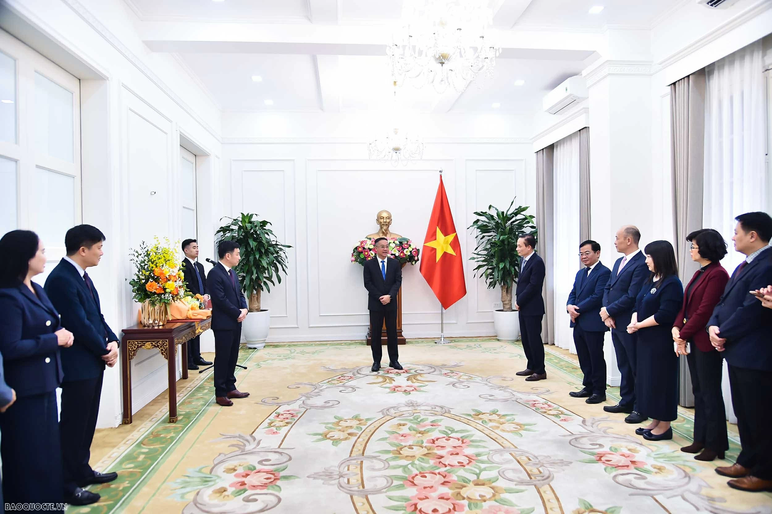 Bộ Ngoại giao trao Quyết định tiếp nhận và bổ nhiệm cán bộ cấp quản lý Bộ trưởng Bộ Ngoại giao trao Quyết định tiếp nhận và bổ nhiệm cán bộ cấp quản lý